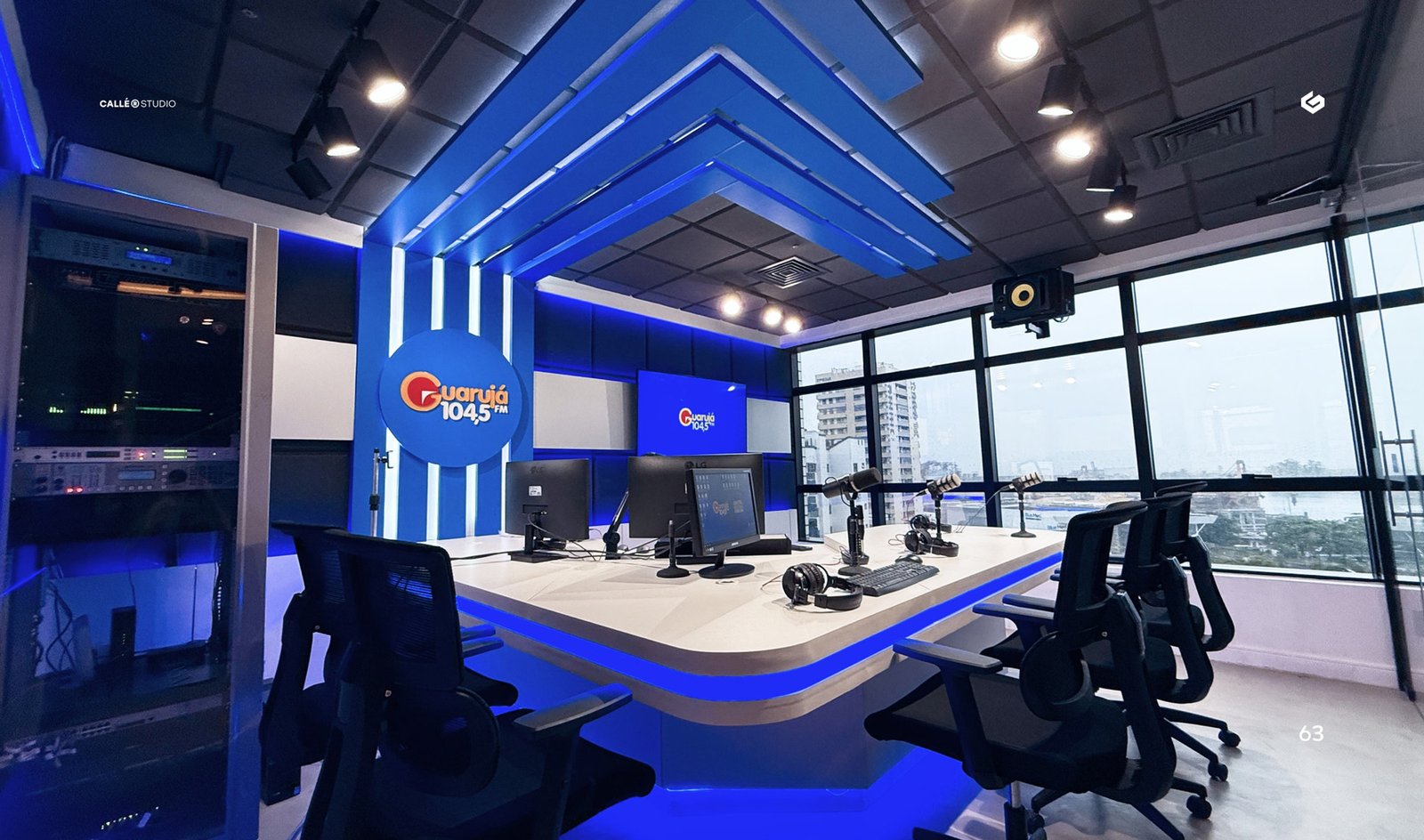Estúdio de rádio da Guarujá FM redesenhado, com bancada e identidade azul