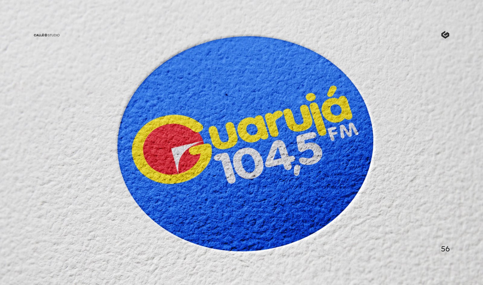 Logotipo Guarujá 104,5 FM em relevo sobre papel texturizado