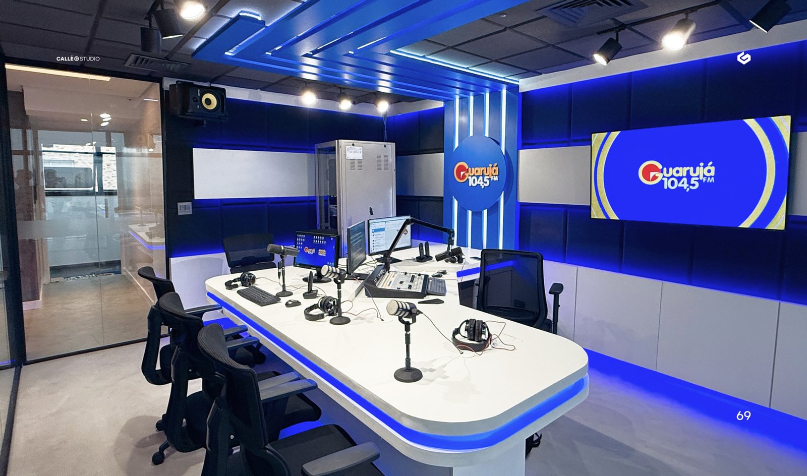 Estúdio novo da Guarujá FM com iluminação em azul
