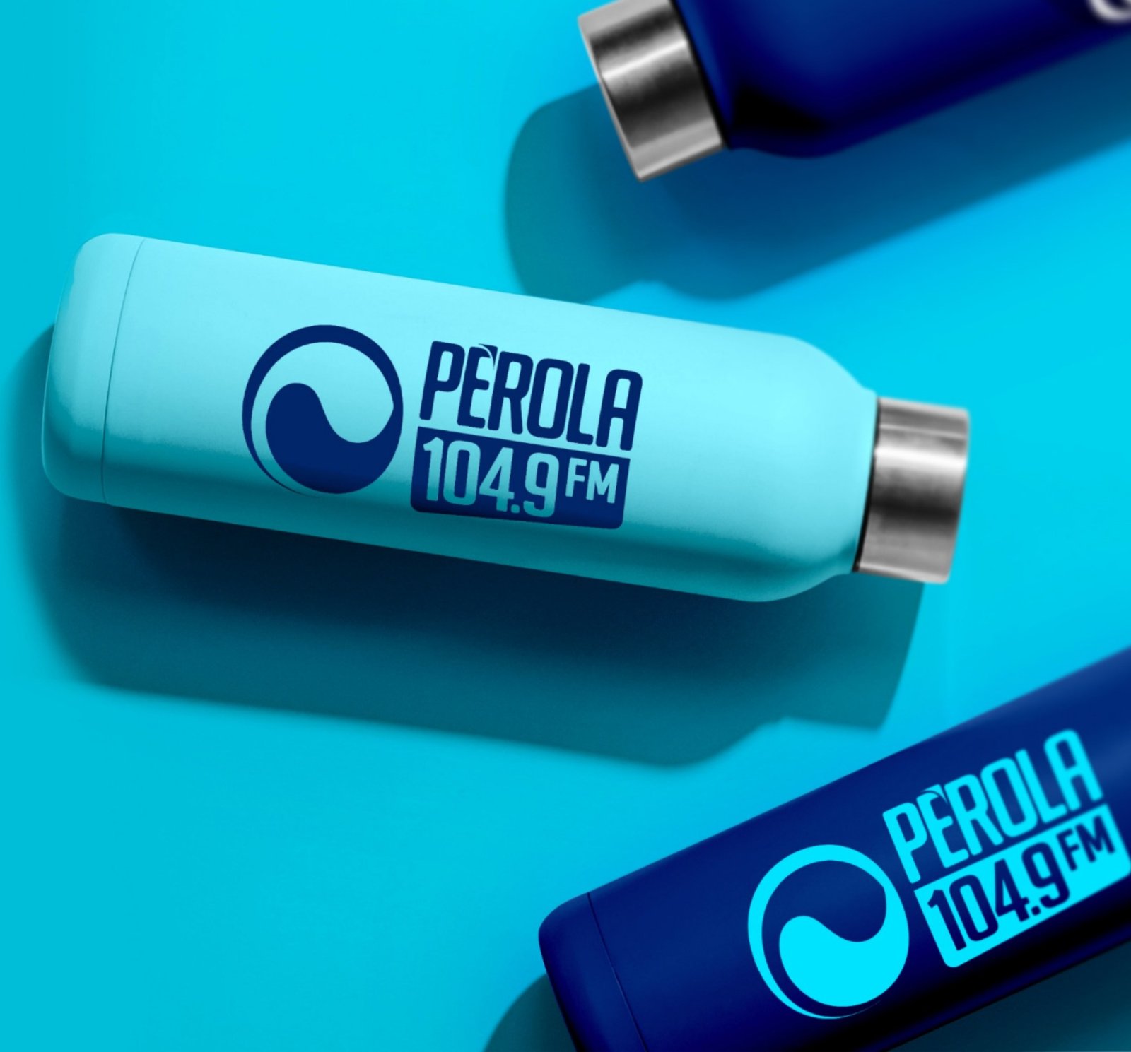 Garrafa com a marca Pérola FM